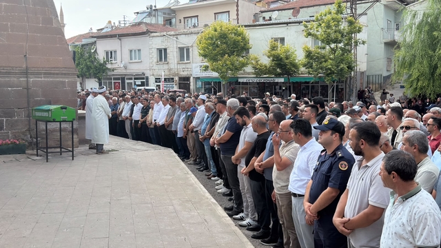 Samsun'da alabora olup batan teknede ölen çift ile yeğenleri Kayseri'de toprağa verildi