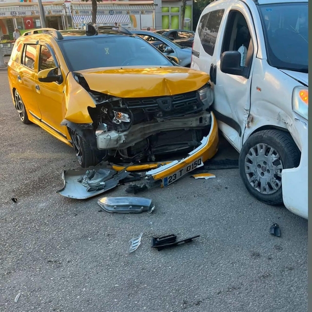 Elazığ'da hafif ticari araçlar çarpıştı: 1 yaralı