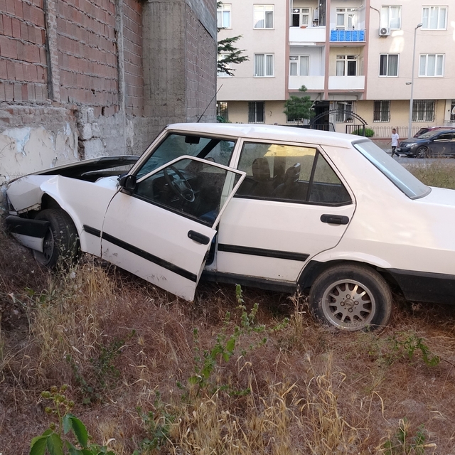 Duvara çarpan otomobilin sürücüsü kayıplara karıştı