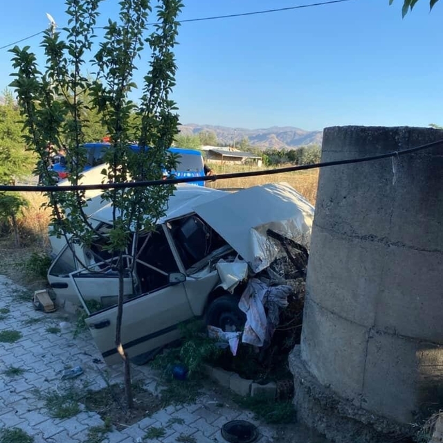 Önce çöp konteynerine ardından duvara çarptı: Otomobil hurdaya döndü, sürüc...