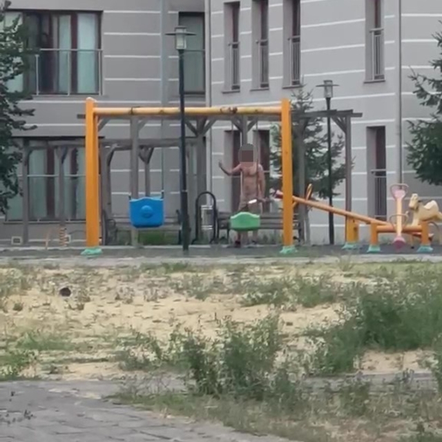 Çocuk parkında elinde bıçakla cinnet geçiren şahsı polisler ikna etti