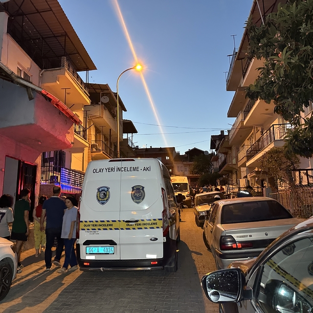 Uşak'ta dut toplarken çatıdan düşen adam hayatını kaybetti