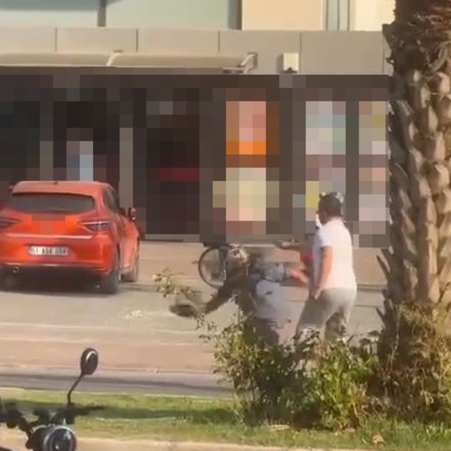 Trafikte kavgasında ticari taksi sürücüsünün yumruk attığı yaşlı adam yere...