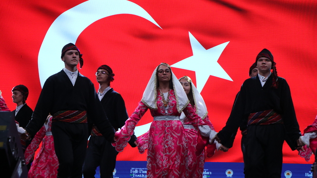 Samsun'da 36'ncı Uluslararası Halk Oyunları Festivali başladı