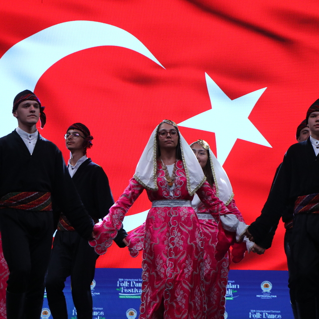 Samsun'da 36'ncı Uluslararası Halk Oyunları Festivali başladı