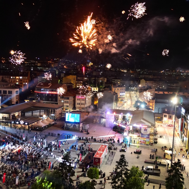 Çorum'da festival coşkusu havai fişek gösterisiyle zirveye çıktı