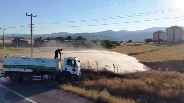 Emet'te arazi yangını korkuttu: Bir itfaiye eri dumandan etkilendi