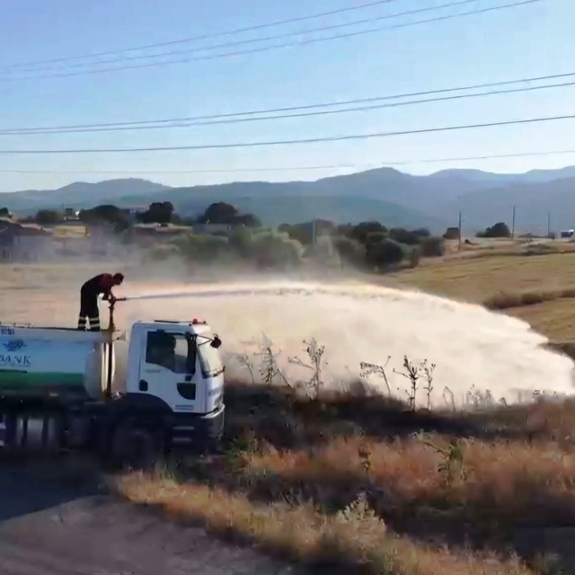 Emet'te arazi yangını korkuttu: Bir itfaiye eri dumandan etkilendi