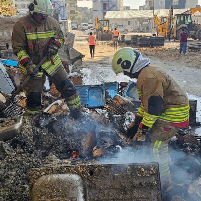 Antakya'da inşaat malzemelerinin bulunduğu alanda yangın çıktı
