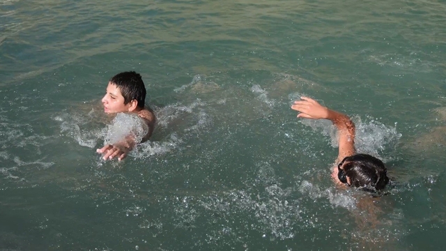 Erzincan'da çocuklar dere üzerinde oluşturdukları doğal havuzda serinliyor