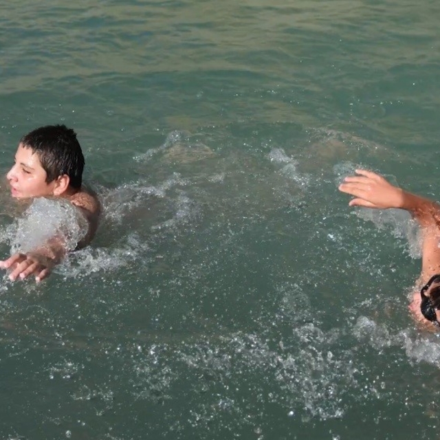Erzincan'da çocuklar dere üzerinde oluşturdukları doğal havuzda serinliyor