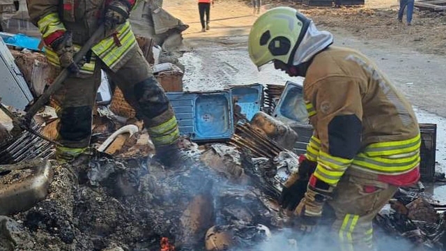 Antakya'da inşaat malzemelerinin bulunduğu alanda yangın çıktı