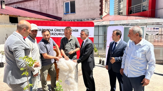 Pazaryolu'nda üreticilere bin meyve fidanı ve 11 sera naylonu desteği