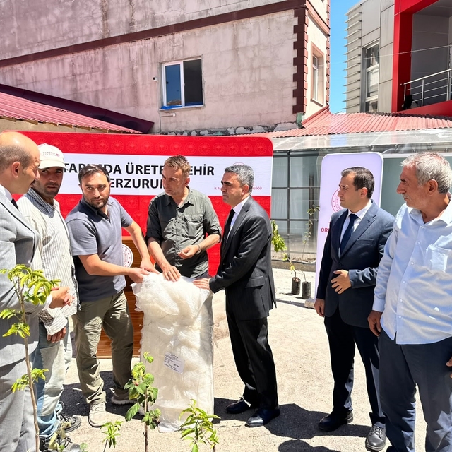 Pazaryolu'nda üreticilere bin meyve fidanı ve 11 sera naylonu desteği
