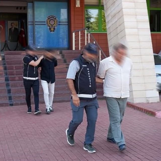 Uyuşturucu suçlarından aranan 2 hükümlü yakalandı