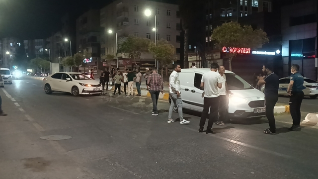 Kaza yapan araçlar polis memurunu ezdi
Uygulama yapan polis memuru aracın altında ezildi