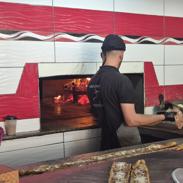 300 derecelik fırına aldırış etmeden 12 saat boyunca mesleklerini sürdürüyo...