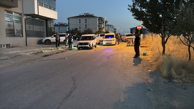 Eskişehir'de iki aile arasında çıkan kavgada 2 kişi yaralandı
Kız ve oğlan tarafı arasındaki sözlü tartışma kısa sürede büyüdü, ortalık savaş alanına döndü
Şüpheliler olay yerine geldikleri otomobili bırakarak kaçtı
Darbedilerek yaralılar hastanede tedavi altına alındı