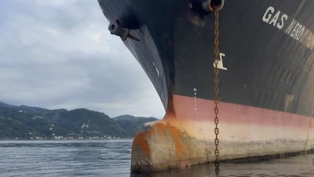 Karadeniz'de dron saldırısına uğrayan LPG tankeri Sürmene Tersanesi'nde tamir edilmeyi bekliyor