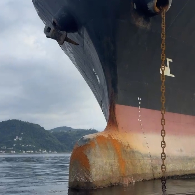 Karadeniz'de dron saldırısına uğrayan LPG tankeri Sürmene Tersanesi'nde tam...