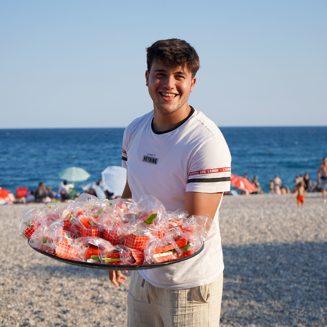 Plajda sıcaktan bunalana, 'karpuz sandviç' ikramı