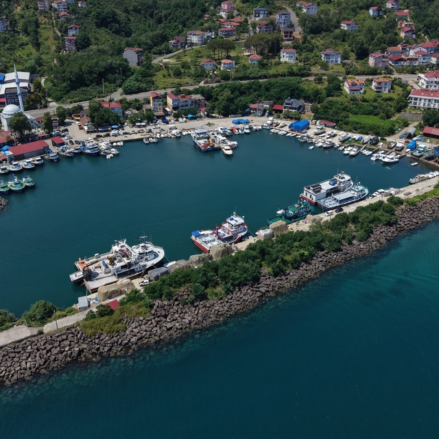 Karadenizli balıkçılar sezon için ağ bakımlarını sürdürüyor