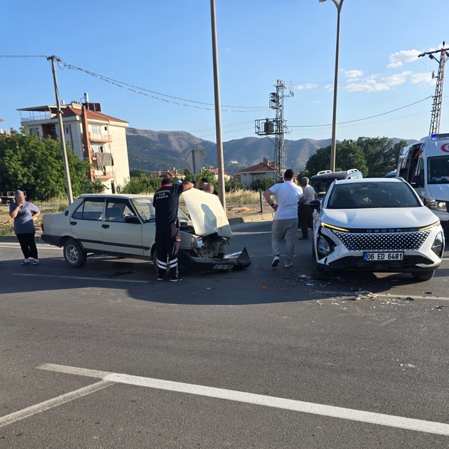 Kavşakta meydana gelen kazada yolcu yaralandı