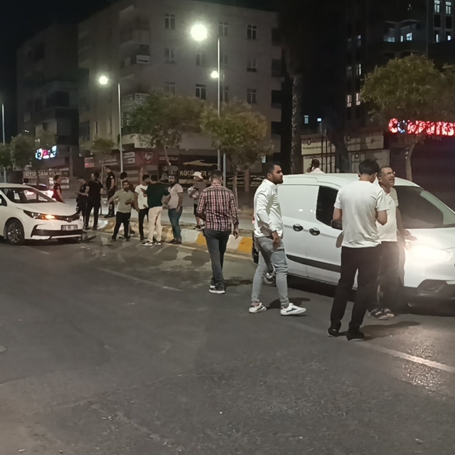 Kaza yapan araçlar polis memurunu ezdi
Uygulama yapan polis memuru aracın a...