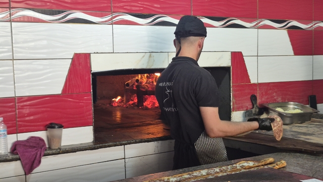 300 derecelik fırına aldırış etmeden 12 saat boyunca mesleklerini sürdürüyorlar
Sivrihisarlı kebap ustası Bahattin Bayık:
"Eskiden önüne ne koysan yeniyordu, ama artık insanlar etten, malzemeden anlıyor"