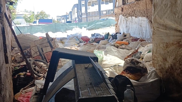 Malatya'da halk sağlığını tehdit eden ruhsatsız kayısı deposuna mühür
Hurda malzemeler arasında kayısı depolayan işletme mühürlendi
