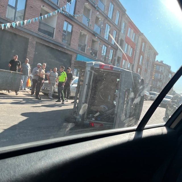 Eskişehir'de kaza yapan hafif ticari araç yan yattı: 3 yaralı
