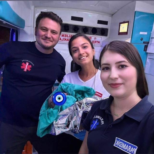 Sabırsız minik, dünyaya gözlerini ambulansta açtı