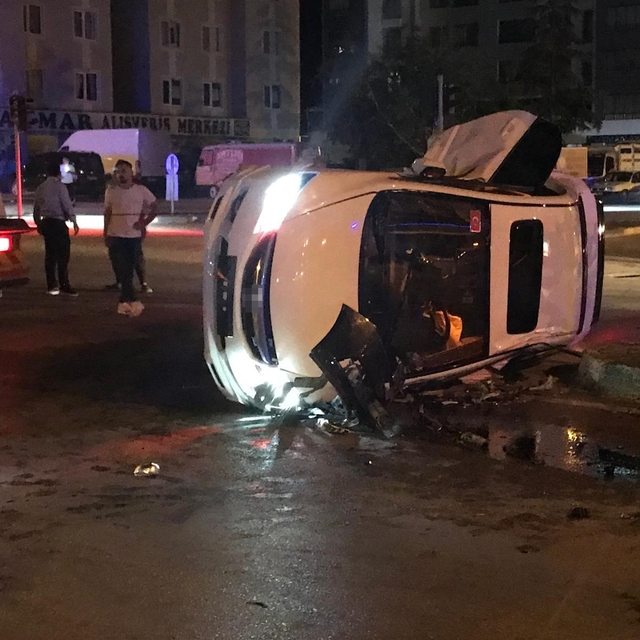 Otomobiller kavşakta çarpıştı: 2 yaralı