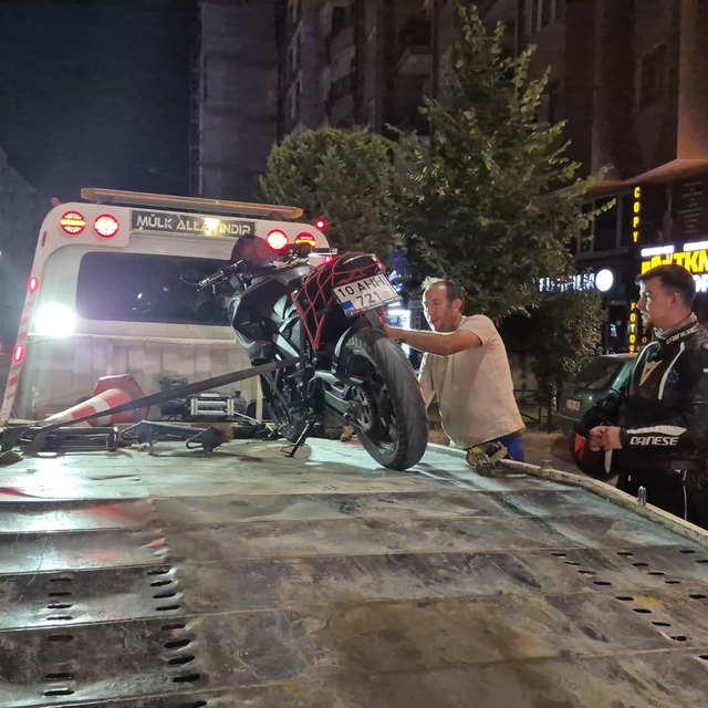 Katlanır plaka ile polise yakalanan motosiklet sürücüsüne 140 bin lira ceza
