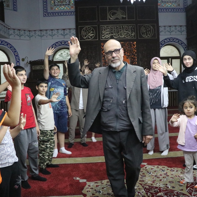 Camilerin 30 yıldır gönüllü temizliğini yapan Dursun Kaçan, alkışlarla umre...