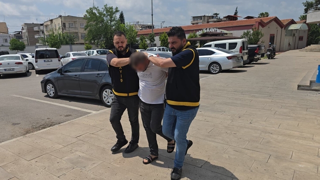 Arkadaşının 12 yaşındaki çocuğuna yankesicilik yaptırdı
12 yaşındaki çocuğun yankesicilik yapma anı anbean güvenlik kameralarına yansıdı