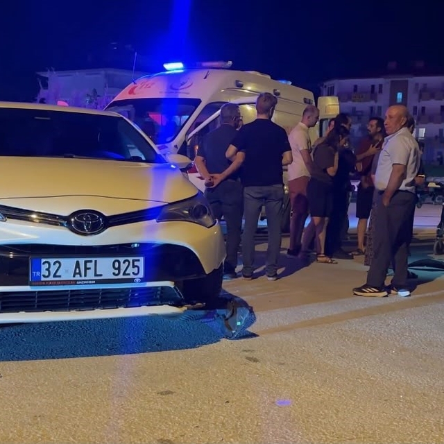 Otomobille çarpışan motosiklet kontrolden çıkınca yol kenarındaki çocuğa ça...