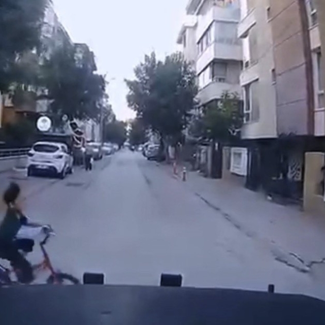 Ara sokaktan biranda çıkan çocuğa çarpmak üzereyken son anda durdu