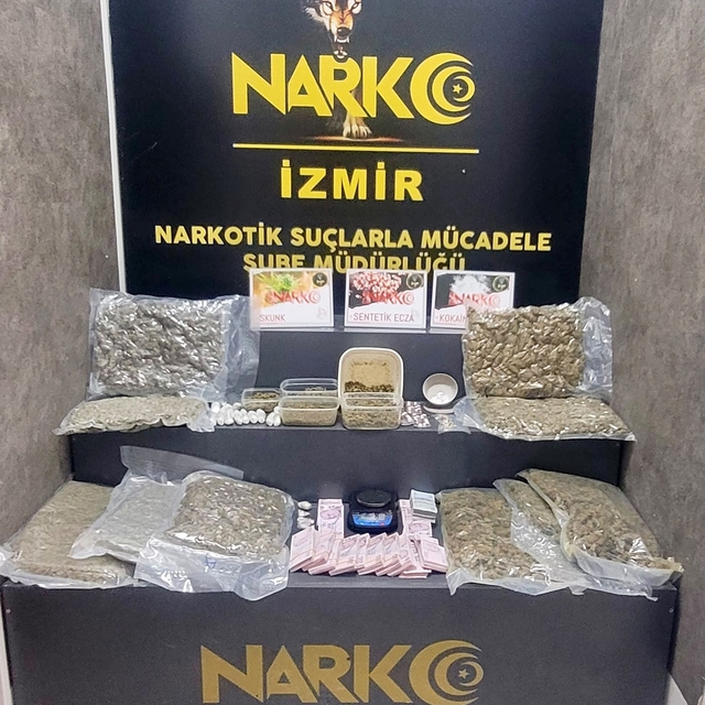İzmir'de zehir tacirlerine baskın: 11,5 kilo uyuşturucu ele geçirildi
