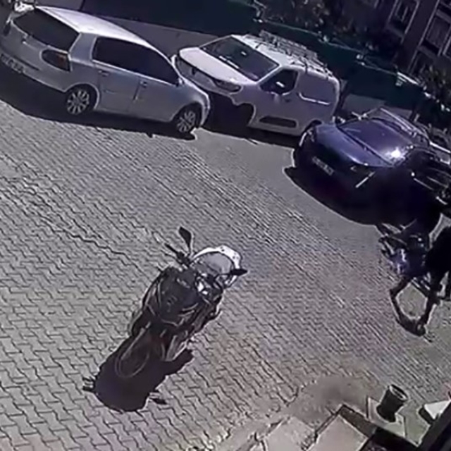 Çukurdan kaçmak için yavaşlayan motosikletliyi böyle darp etti
İzmir'de yol...