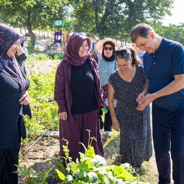 Toprakla buluşan kadınların hasat sevincine Başkan Tugay da ortak oldu
