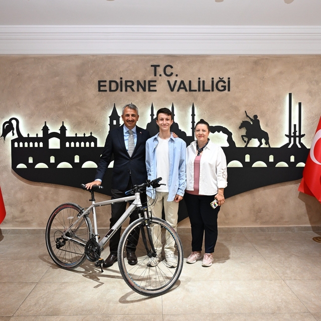 Edirne Valisi'nden çevreci Aras'a bisiklet hediyesi