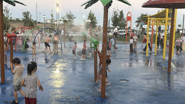 Kavurucu sıcakta çocukların serinlik adresi su oyun parkları