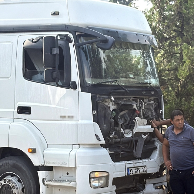 Tır, hafif ticari araca çarptı: 2 ölü, 2 yaralı
Mersin'in Tarsus ilçesi sın...