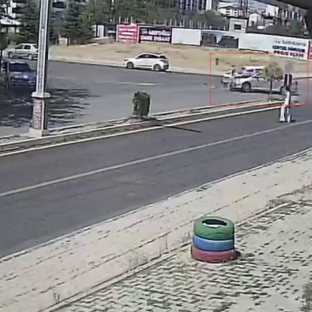 İki otomobil çarpıştı, yoldan geçen şahıs son anda kurtuldu