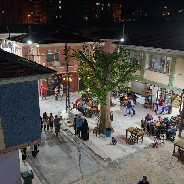 Nostalji rüzgarı estiren Seksenler Sokağı'nda akşam yoğunluğu