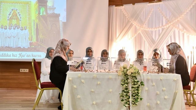 Van'da 1 yılda hafız olan 7 kız öğrenci için taç giydirme töreni düzenlendi
Van'da "Koro Sistemi ile Hafızlık" projesini tamamlayan 7 öğrenciye taç giydirildi