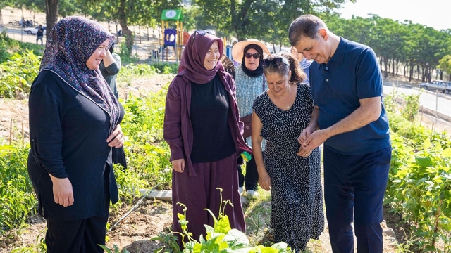 Toprakla buluşan kadınların hasat sevincine Başkan Tugay da ortak oldu