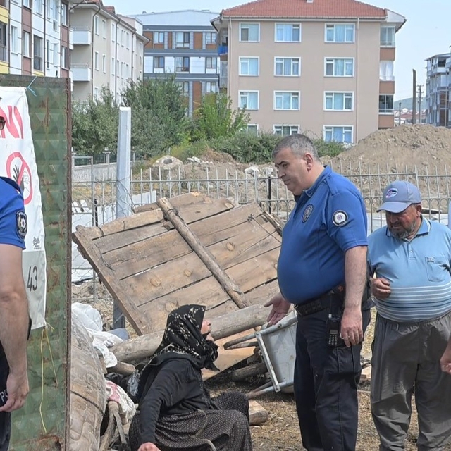 Kütahya'da tahliye gerginliği, 84 yaşındaki kadın ve oğlu ekiplere direndi