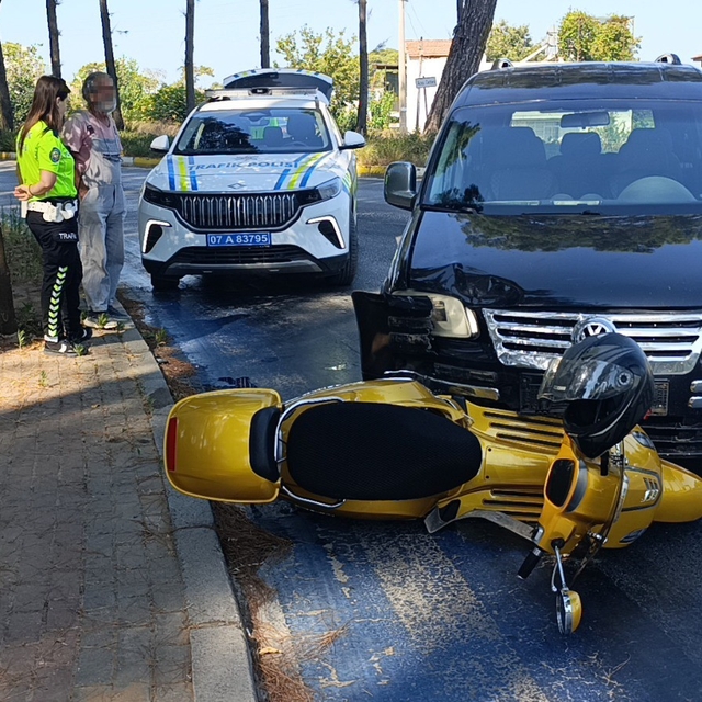 Hafif ticari araç motorlu bisiklete çarptı: 1 yaralı